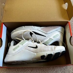 Nike Women’s Legend Essential Training Shoes/Sneakers